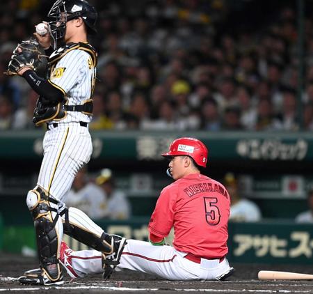 　９回、ボールをよけて座り込む西川（撮影・田中太一）