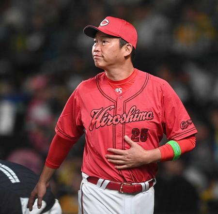 　７回、選手交代を告げ、ベンチへ戻る新井監督