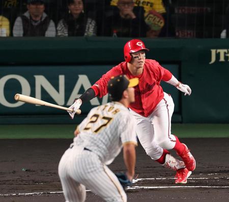 　１回、左前に先制適時打を放つ小園（撮影・山口登）