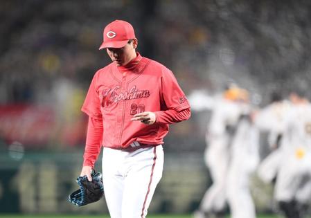 　９回、木浪にサヨナラ打を浴びた栗林（撮影・中田匡峻）