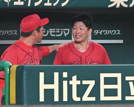 　７回を投げ終え、新井監督（左）のねぎらいを受ける大瀬良（撮影・高部洋祐）