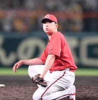 　３回、森下の打球を西川が好捕し、一息つく大瀬良（撮影・中田匡峻）