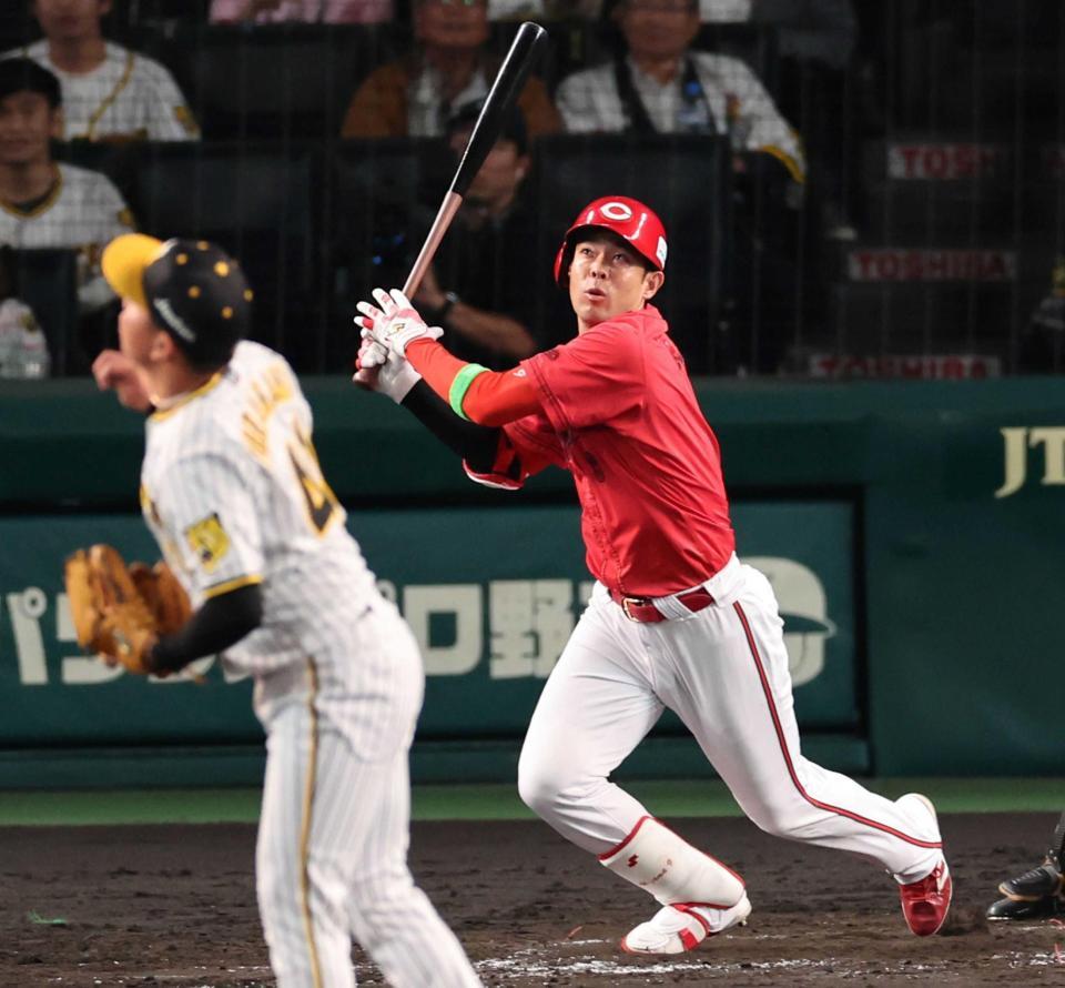 　４回、先制の右犠飛を放つ秋山