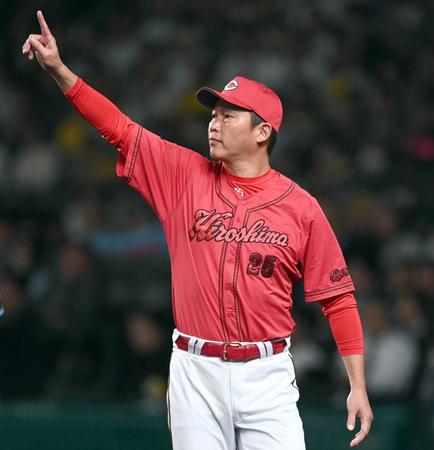 　９回、外野の守備位置を指示する新井監督（撮影・田中太一）