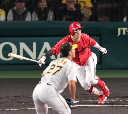 　１回、左前に先制適時打を放つ小園（撮影・山口登）