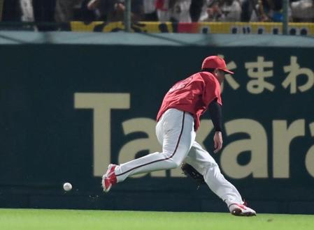 　２回、ノイジーの打球を後逸した末包（撮影・中田匡峻）