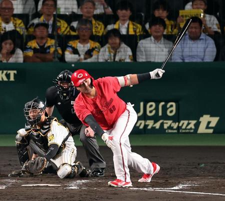 　９回、空振り三振に倒れる末包（撮影・山口登）