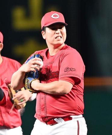 　７回、押し出し四球に顔をしかめ悔しがる矢崎（撮影・飯室逸平）