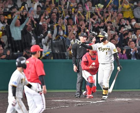 　７回、押し出しとなる四球を選ぶ森下（撮影・西岡正）