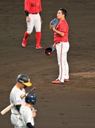 　７回、森下に押し出しとなる四球を与え肩を落とす矢崎（撮影・立川洋一郎）