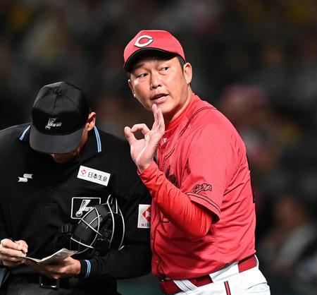 　８回、ベンチと確認しながら選手交代を告げる新井監督（撮影・田中太一）