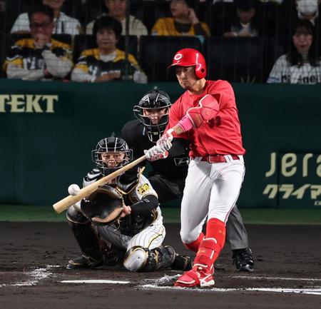 　３回、左前打を放つ菊池（撮影・山口登）