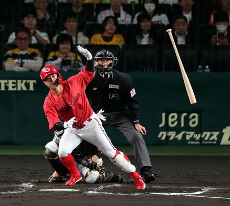 　４回、左中間に二塁打を放つ上本（撮影・山口登）