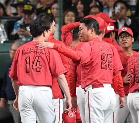 　大瀬良（左）に声をかける新井監督（撮影・中田匡峻）