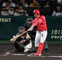 　３回、左前打を放つ菊池（撮影・山口登）