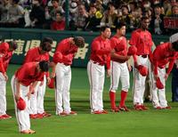 　阪神に敗れ、ファンにあいさつする新井監督（中央右）ら広島ナイン（撮影・山口登）