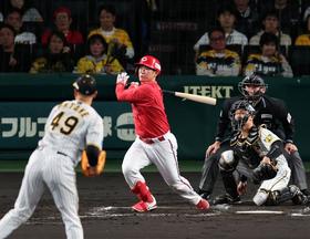 崖っぷちの広島　３試合連続の先制！天敵・大竹から坂倉が右翼線へ適時打　一塁塁上でガッツポーズ　堂林同点犠飛