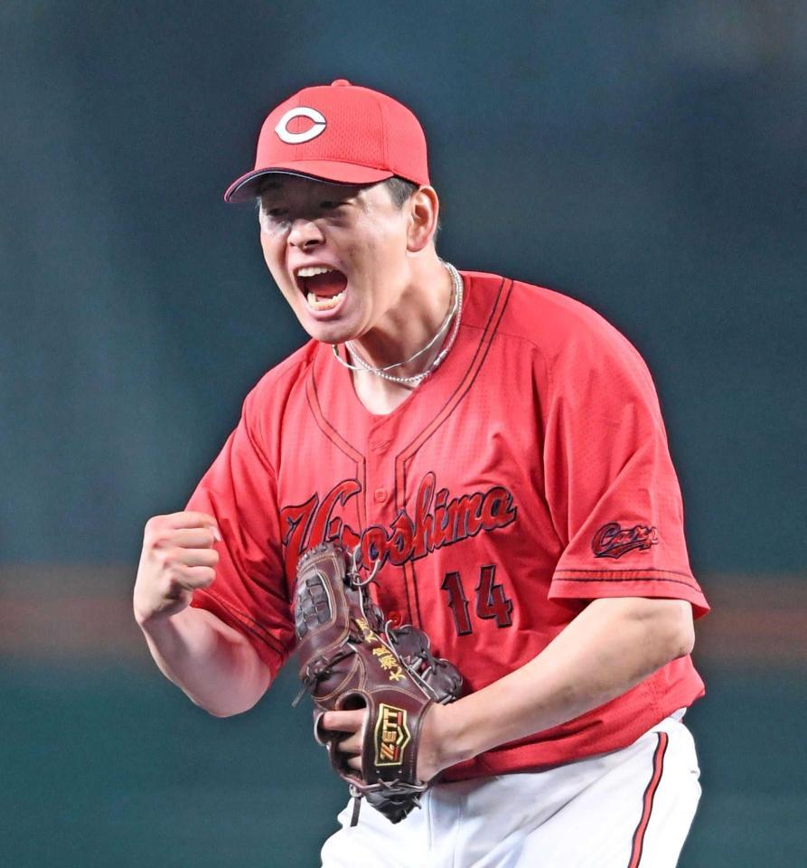 　５回、中野を空振り三振に斬ってガッツポーズの大瀬良（撮影・中田匡峻）