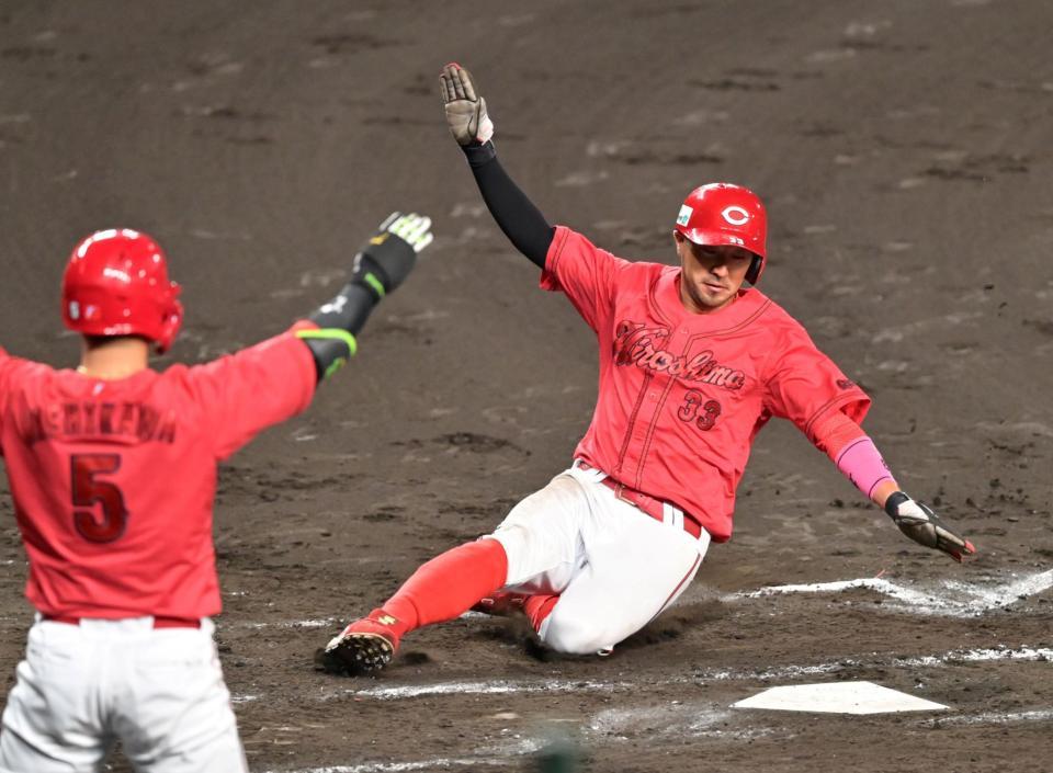 　５回、堂林の左犠飛で同点の生還をする菊池（撮影・立川洋一郎）