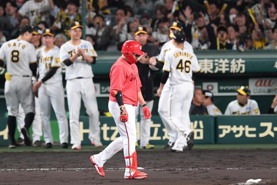 　８回、右飛に倒れた松山（手前）は阪神ナインを背に肩を落とす（撮影・中田匡峻）