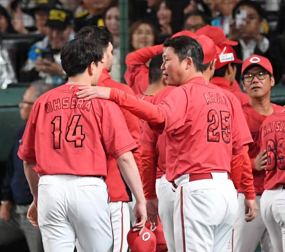 　大瀬良（左）に声をかける新井監督（撮影・中田匡峻）