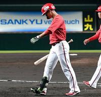 　最後の打者となり、ベンチへ引き揚げる西川（撮影・飯室逸平）