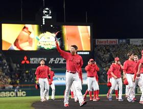 新井カープ終戦も「選手全員にありがとうと言いたい」　新監督１年目、濃密な経験糧に来季こそ
