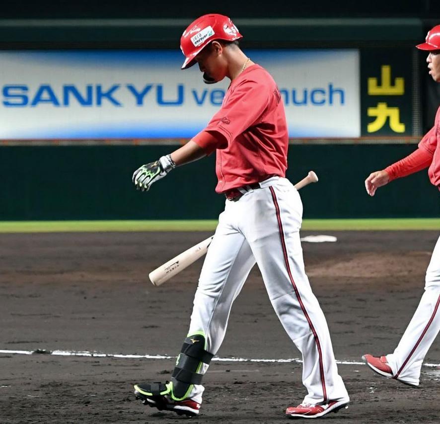 　最後の打者となり、ベンチへ引き揚げる西川（撮影・飯室逸平）