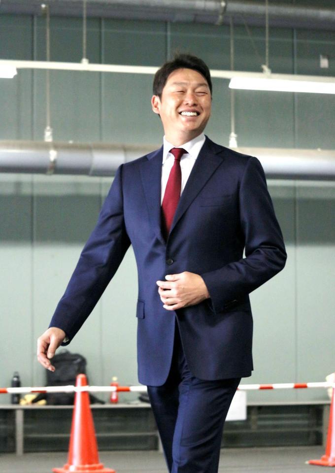 　オーナー報告に訪れた新井監督