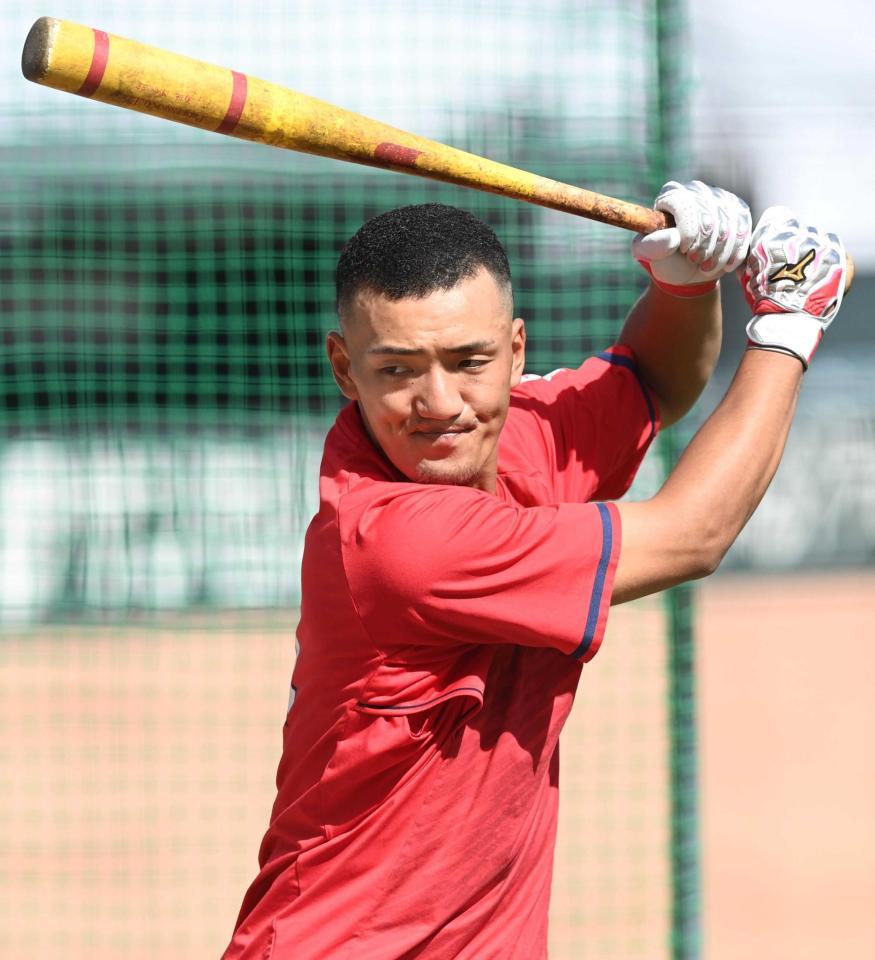 　打撃練習をする広島・矢野雅哉＝マツダスタジアム（撮影・田中太一）