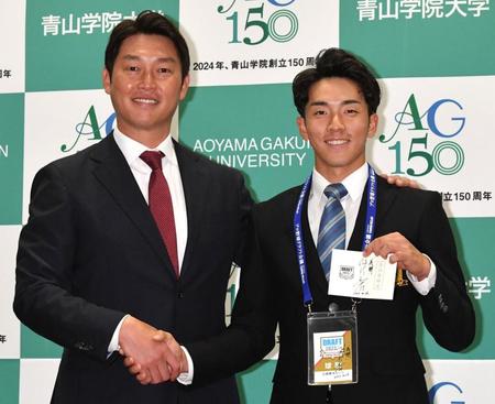 　新井監督から「交渉権獲得」のくじを手渡された広島１位の青学大・常広羽也斗＝２６日