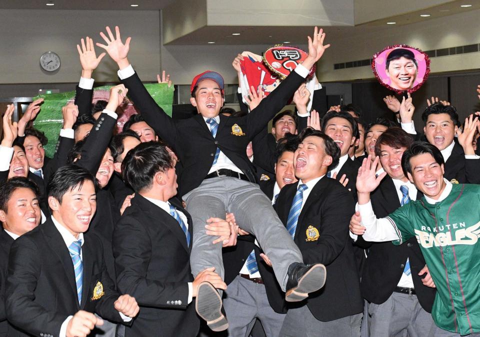 　仲間から胴上げされる広島１位の青学大・常広