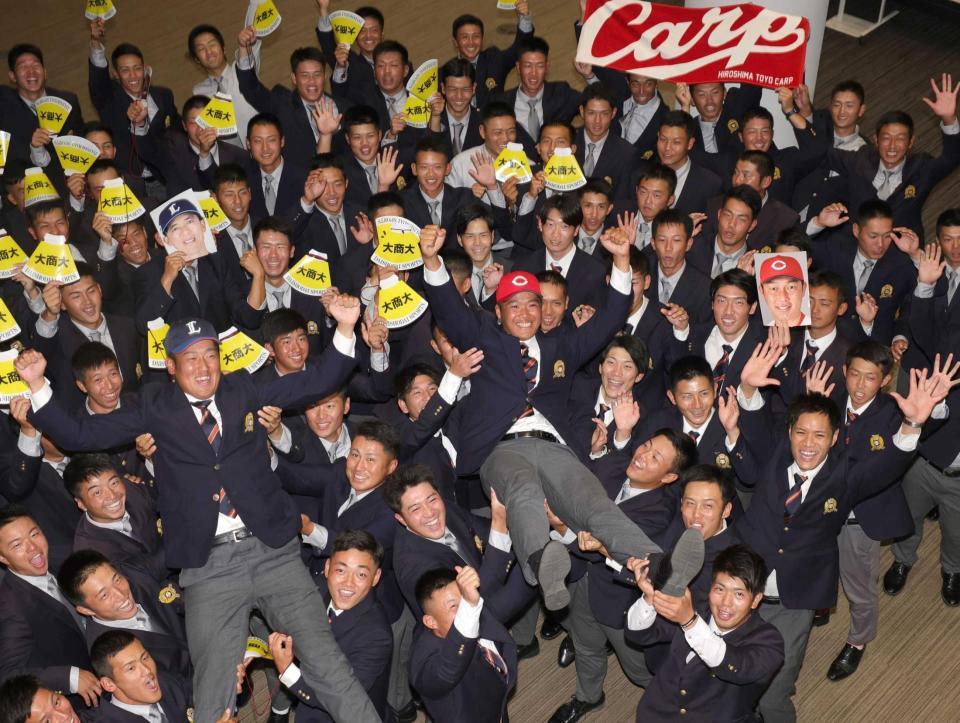 　チームメートから胴上げされる広島２位・高（右）と西武２位・上田（撮影・坂部計介）