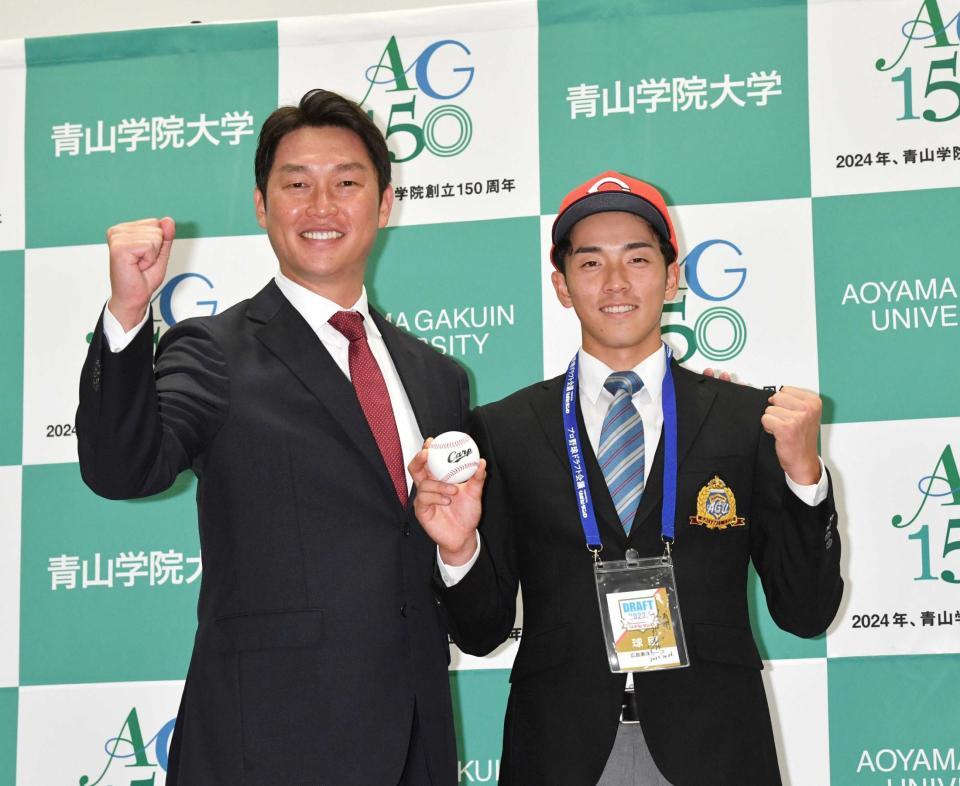 　新井監督（左）とガッツポーズする広島１位の青学大・常広（撮影・佐々木彰尚）