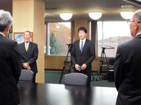 広島　ドラフト３位・滝田一希に指名あいさつ　最速１５３キロ左腕に近藤スカウト「新井監督も先発として期待」　