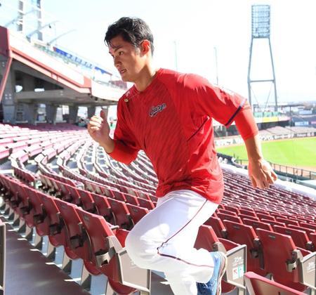 　スタンドの階段を駆け上がる田村（撮影・田中太一）