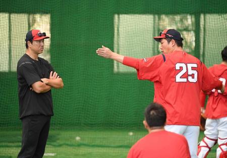 　ブルペンで話をする新井監督と黒田球団アドバイザー（撮影・田中太一）