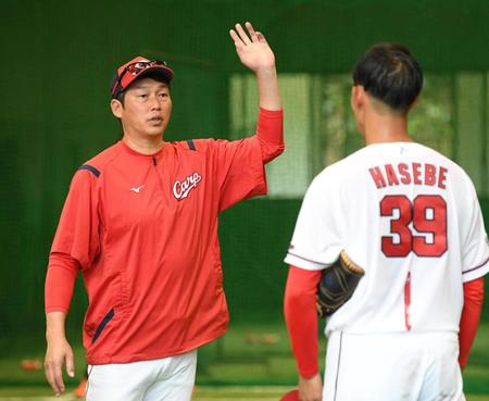 　投げ終わった長谷部に話をする新井監督（撮影・田中太一）