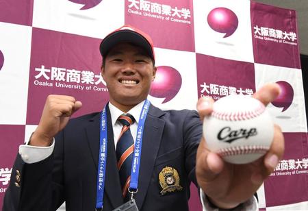 　指名あいさつを終え、笑顔でポーズを決める高（撮影・北村雅宏）