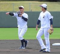 　ショートでノックを受ける小園（左）と門脇（撮影・佐藤厚）