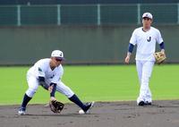 　ショートでノックを受ける小園（左）と門脇（撮影・佐藤厚）