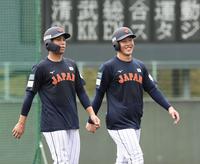 　笑顔を見せる小園（右）。左は門脇（撮影・中田匡峻）