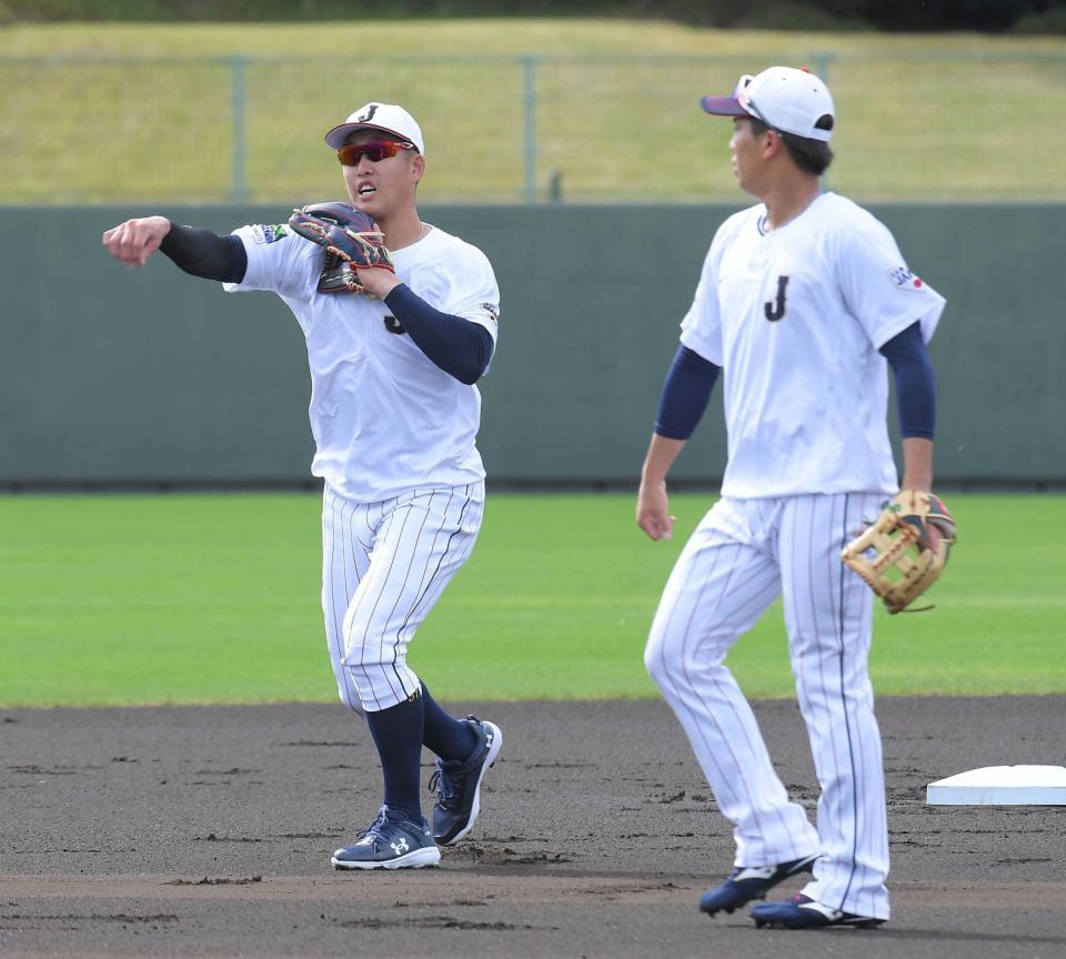 　ショートでノックを受ける小園（左）と門脇（撮影・佐藤厚）