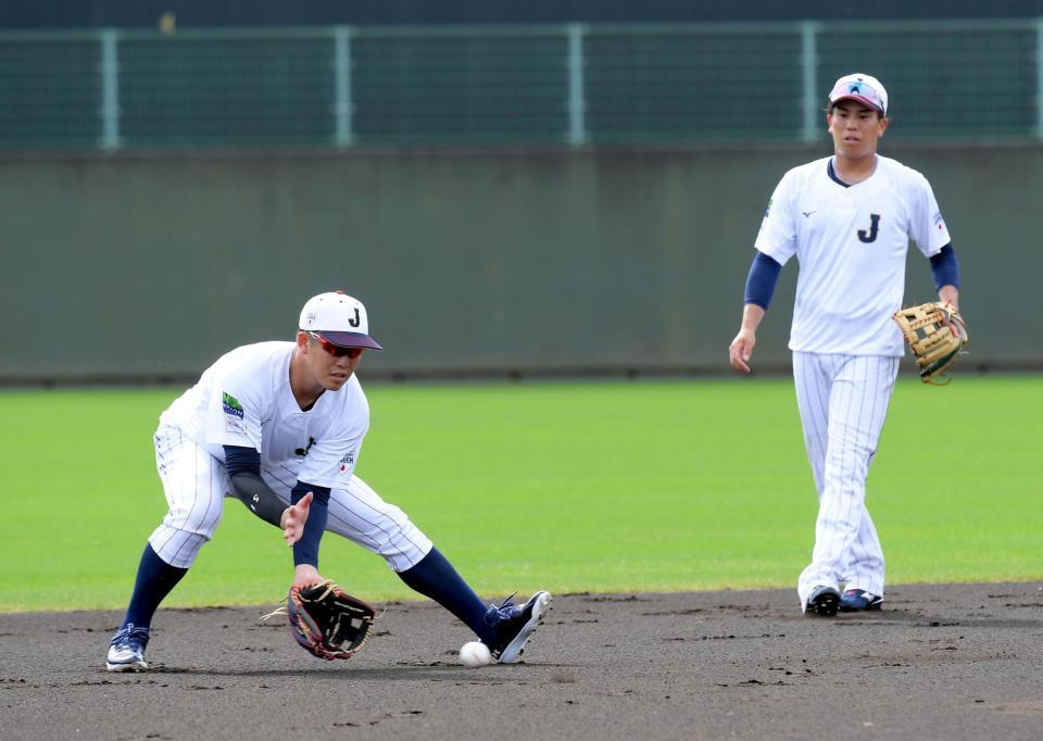 　ショートでノックを受ける小園（左）と門脇（撮影・佐藤厚）