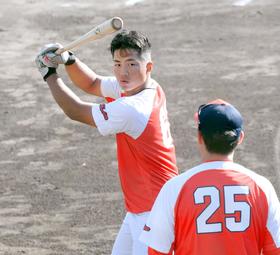 カープ新井監督　未来の大砲候補を熱血指導　高卒１年目・内田に「そう！」「言ったらすぐできるね！」