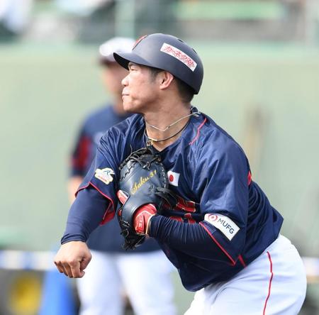 　シートノックで二塁に送球する坂倉（撮影・中田匡峻）