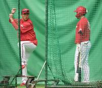 　末包に打撃指導をする新井監督（撮影・田中太一）