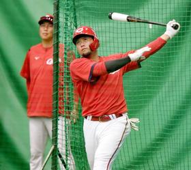 広島・末包に新井監督のメス　直接指導で打撃フォーム固め　スタンス修正　パワー伝える体重移動へ
