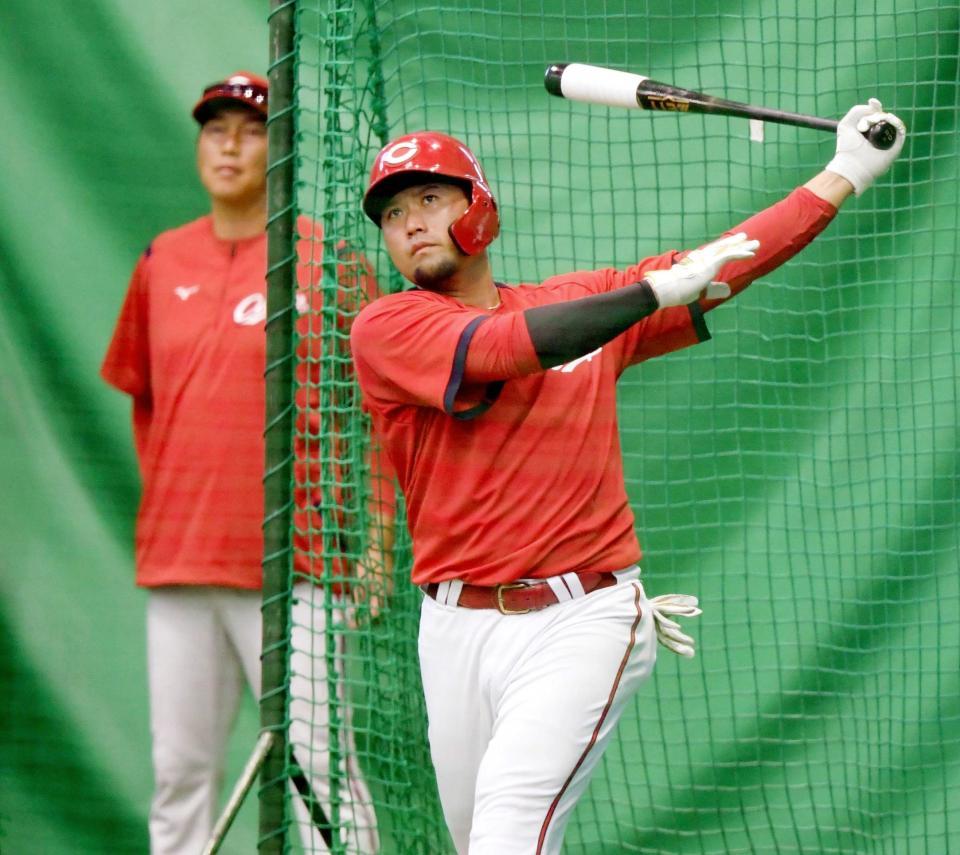 　新井監督が見る中、打撃練習をする末包（撮影・田中太一）