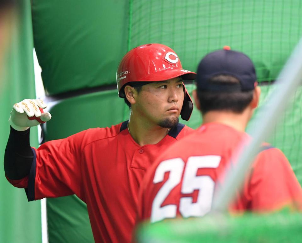 　打撃練習を終え、新井監督から指導を受ける末包（撮影・田中太一）